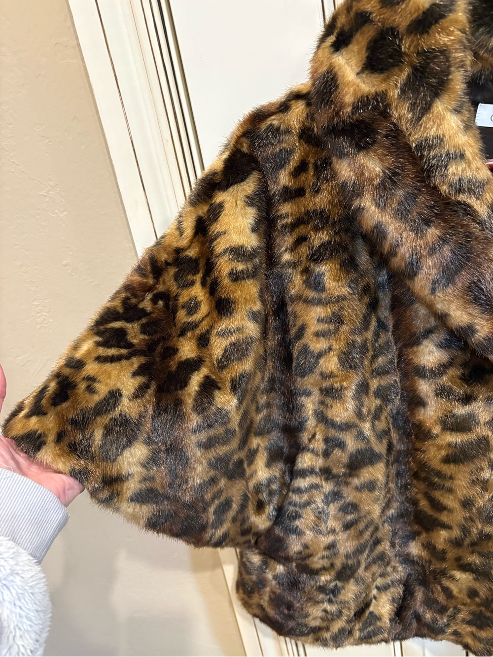 Calvin Klein Leopard Print Faux Fur caplet  in Brown and Black Sz Large. NWT - Picture 4 of 9
